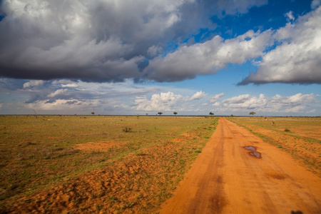 非洲的道路，与云