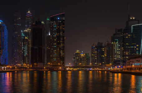 迪拜码头的夜景