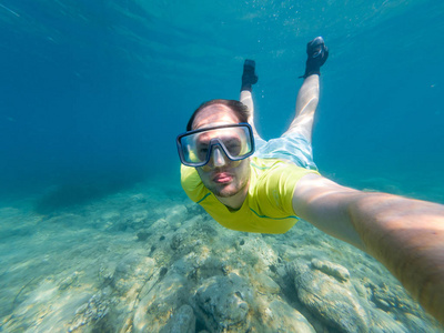 男性潜水员采取自拍, 而 snorkling