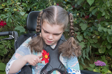 轮椅上的残疾儿童由志愿医护人员照顾