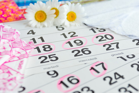 卫生护垫 日历 毛巾和粉红色的花，在明亮的背景上