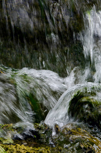 瀑布中的美丽的水