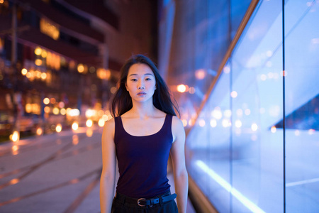 美丽的亚洲妇女晚上在户外散步的画像