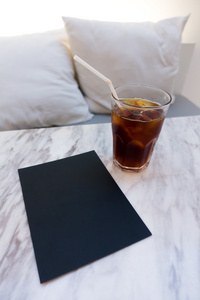 冰镇美式咖啡咖啡和空白的黑纸图片