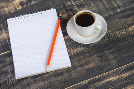 笔记本用笔在桌子上照片