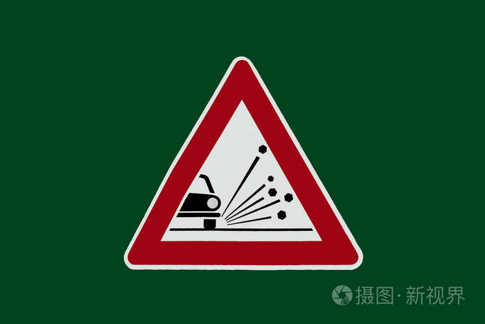 绿色背景下道路上的危险标志岩石照片-正版商用图片0sc7de-摄图新视界