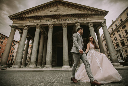 美丽的年轻夫妇由万神殿在意大利罗马