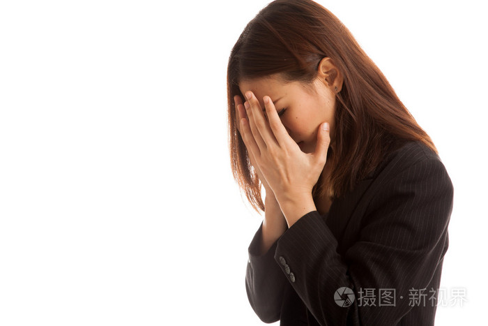 悲伤的年轻亚洲女商人哭掌去面对