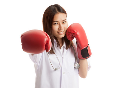 年轻的亚洲女性医生拳打与拳击手套