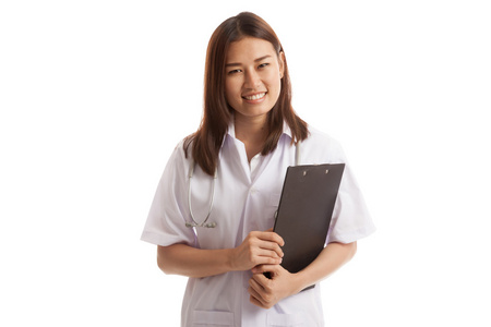 亚洲年轻的女医生微笑与剪贴板