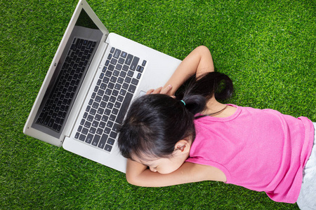 亚洲小中国女孩玩笔记本电脑在户外公园