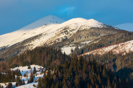 日出早晨冬天雪覆盖着风景如画的阿尔卑斯山