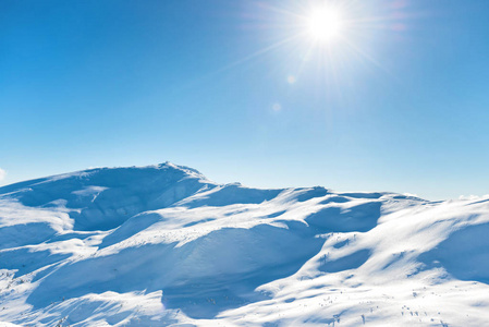 白色的冬天山与雪和明媚的阳光和太阳的光辉