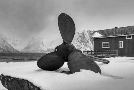 罗弗敦群岛的传统捕鱼定居点。美丽的挪威黑白色风景