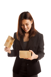 年轻的亚洲业务女人打开礼品盒图片