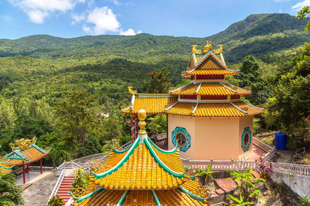 在泰国的帕岸岛上的中国寺庙, 在夏季的一天