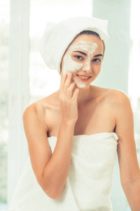 美丽的女人有一个面部美容擦洗治疗从专业皮肤科医生在健康水疗。抗衰老, 面部皮肤护理和奢侈生活方式的概念