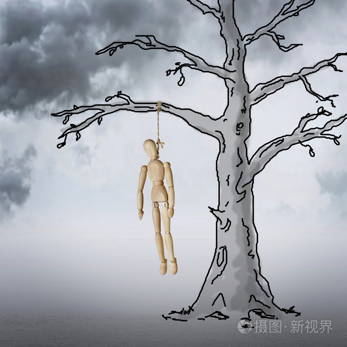 照片 在乌云密布的夜晚挂在一棵树上的死人.恐怖.jpg