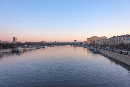 莫斯科河和从春天在日落时的 Crymsky 桥河堤的看法
