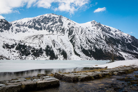 Morskie Oko 冬季在 Tatrzanski 国家公园, Karpaty, 波兰