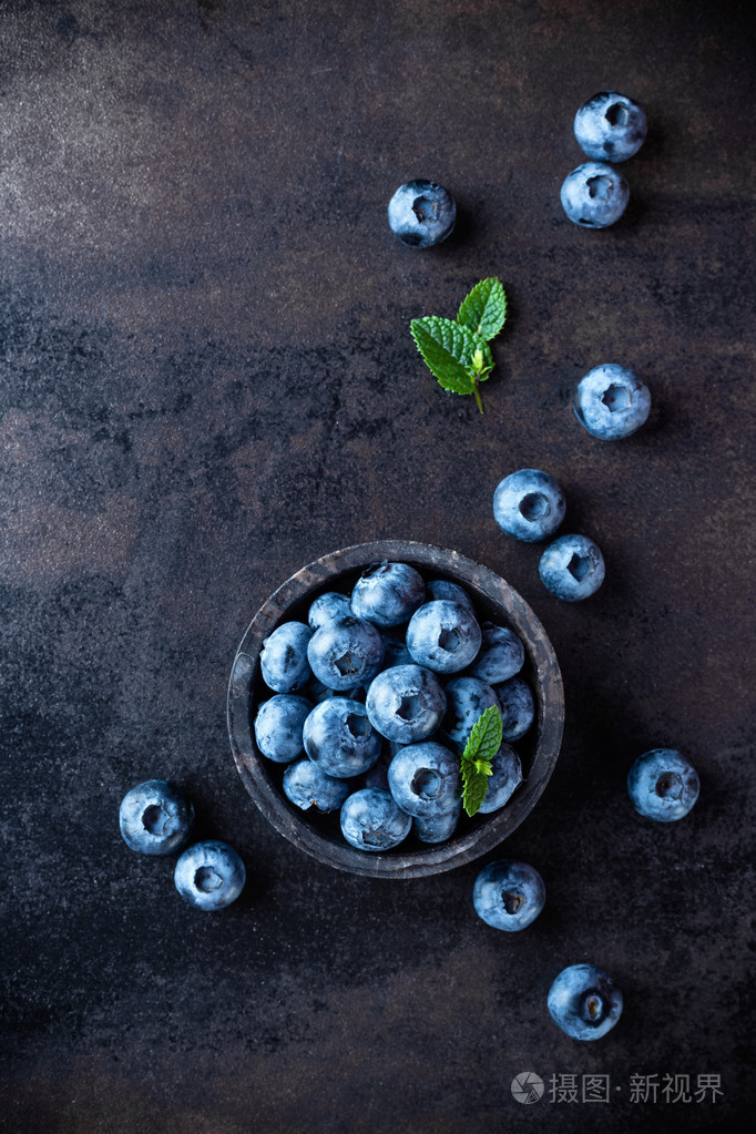 蓝莓在深色背景上