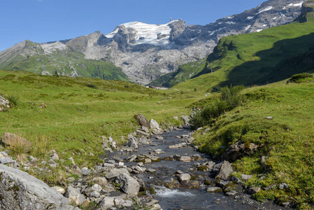 河与水从山铁力的冰川在恩格尔伯格在瑞士阿尔卑斯