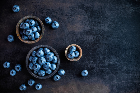 蓝莓在深色背景上