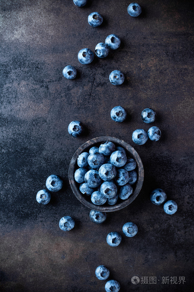 蓝莓在深色背景上