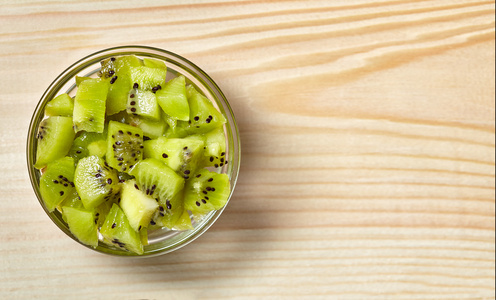 整个和切片的猕猴桃.奇异果照片