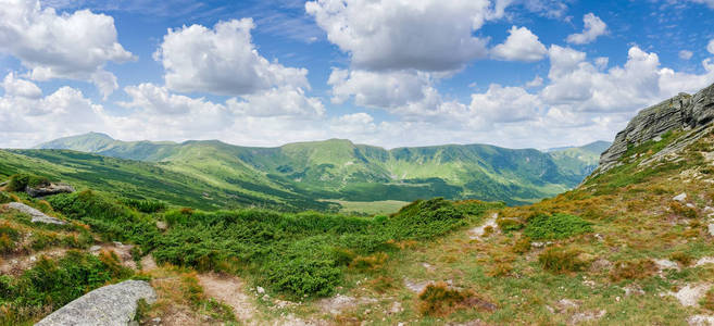 山脊和高原峡谷全景云的天空背景