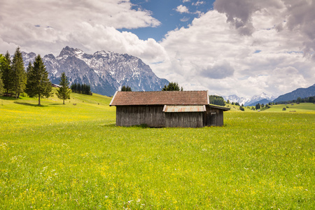 在 Karwendel 山脉高山谷仓