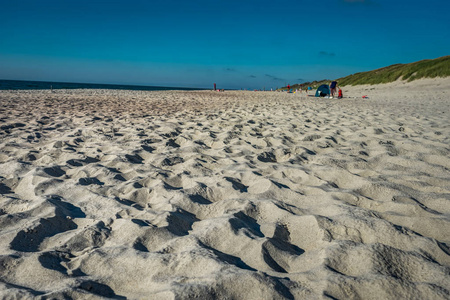 立陶宛沿海地区海岸风光与沙滩, 沙丘与 marram 草和粗糙的海在晴朗的夏日与蓝天