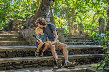 爸爸和儿子在巴厘岛的猴林发现乌布森林。儿童旅游概念