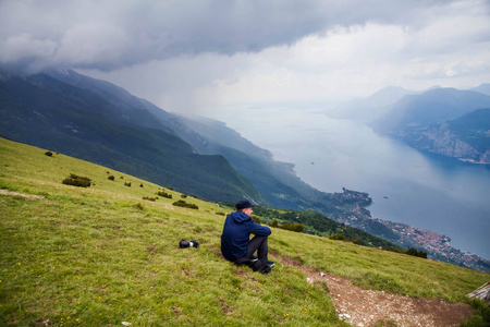 旅行者在山顶上放松, 观赏高山和湖泊风景的美景。暑假, 旅游理念