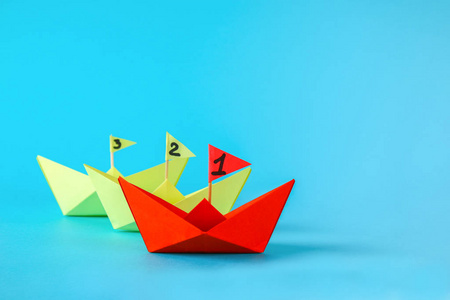 三纸船竞争谁游得更快。红赢了船