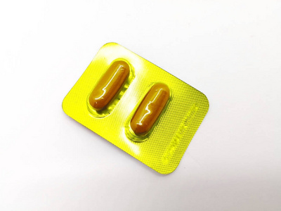 药物和医疗保健的概念。两片褐色的人参, 那是金黄色的水泡。用来滋养身体, 增加食欲。在白色背景上隔离, 聚焦前景和复制空间