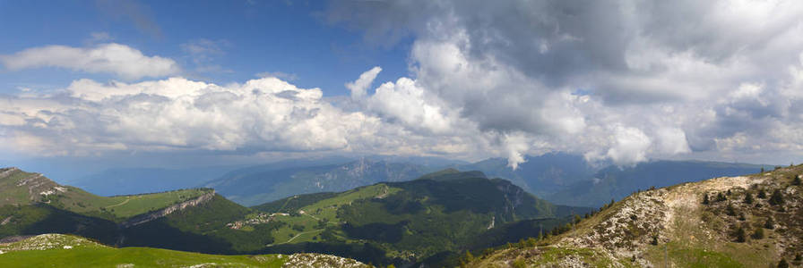 从苏里曼巴尔多山看爱尔兰湖和周围山脉。美丽的景观背景