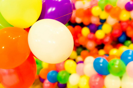 一套彩色气球为党和圆的婚礼