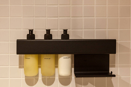 现代卫生间和卫生间的室内设计, 浴室里的物品在架子上洗头