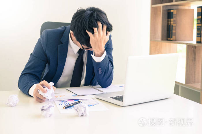 在会议室里.工作危机概念的强调与担忧