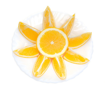 切片的橘子放下在板顶 v 上太阳的形状