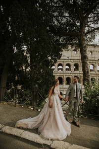 意大利罗马斗兽场的一对可爱的年轻新婚夫妇