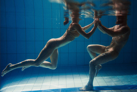 水下肖像的 atlethic, 运动舞蹈和做瑜伽体式情侣 男人和女人 水下的游泳池