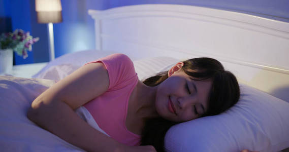 晚上睡在床上的女人照片