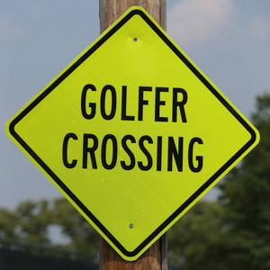高尔夫球穿过街道标志