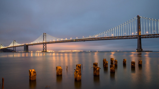旧金山，加利福尼亚州，美国2014 年 8 月 3 日 湾大桥旧金山和金银岛与木桩之间