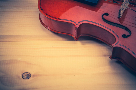小提琴躺在桌子上的刨木板上。