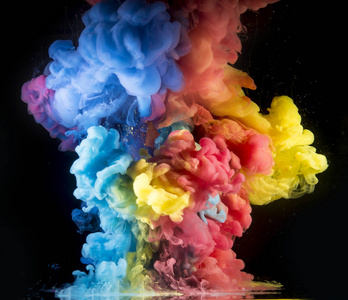 五颜六色的彩虹颜料从上面的水中混合而出.水下旋转墨水照片