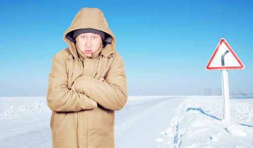 机动道在寒冷的冬天里空冰覆盖道冻的人照片