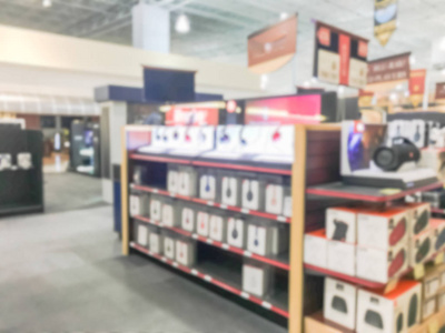 模糊背景耳机和演示站测试显示在美国德克萨斯州的电子商店